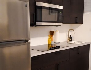 Kühlschrank, Mikrowelle, Herdplatte, Wasserkocher mit Kaffee-/Teezubehör