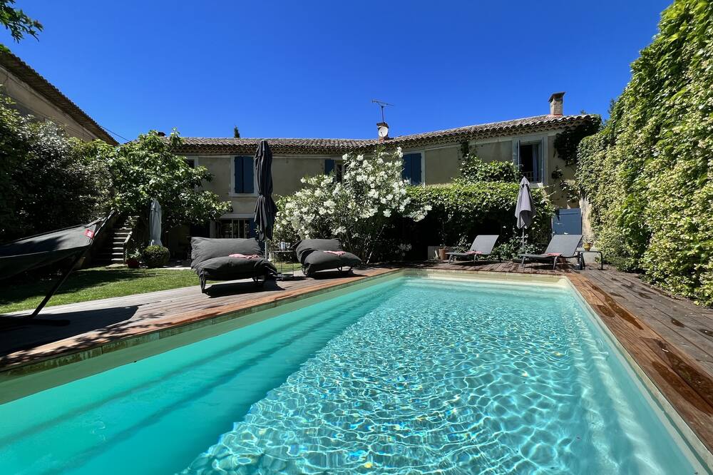 La Suite du 52 en Provence - Bed and breakfast in a Mas de Village with pool