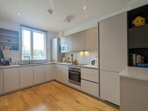 Fridge, oven, dishwasher, cookware/dishes/utensils - Adelphi Townhouse 2 BDR 1 Bath 1 WC (Greater Manchester)