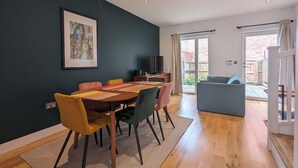Una sala moderna con comedor, un ventanal y vistas al exterior.