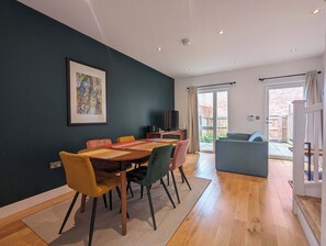 TV, stereo, offices