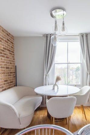 Dining - Sleek & Cosy 2BD Flat — Clapham Common! (London)