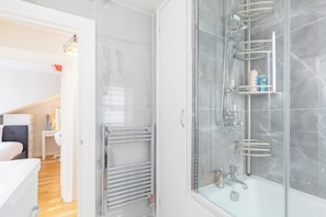 A modern bathroom with a glass-enclosed shower, a built-in toilet, and a vanity with a mirror. - 2BDR Hidden Gem in the Heart of Clapham (London)