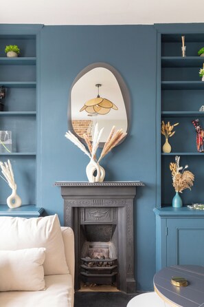 TV, offices, computer monitors - Sleek & Cosy 2BD Flat — Clapham Common! (London)