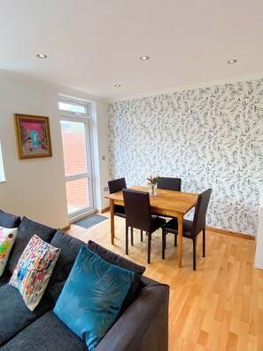 Interior - Spacious 3BD Home with Private Garden, Balham (London)