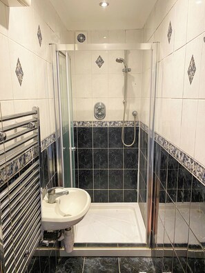 Shower - Spacious 3BD Home with Private Garden, Balham (London)