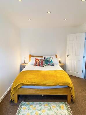 3 bedrooms, desk, Internet, bed sheets - Spacious 3BD Home with Private Garden, Balham (London)