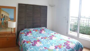 1 chambre, fer et planche Ă repasser