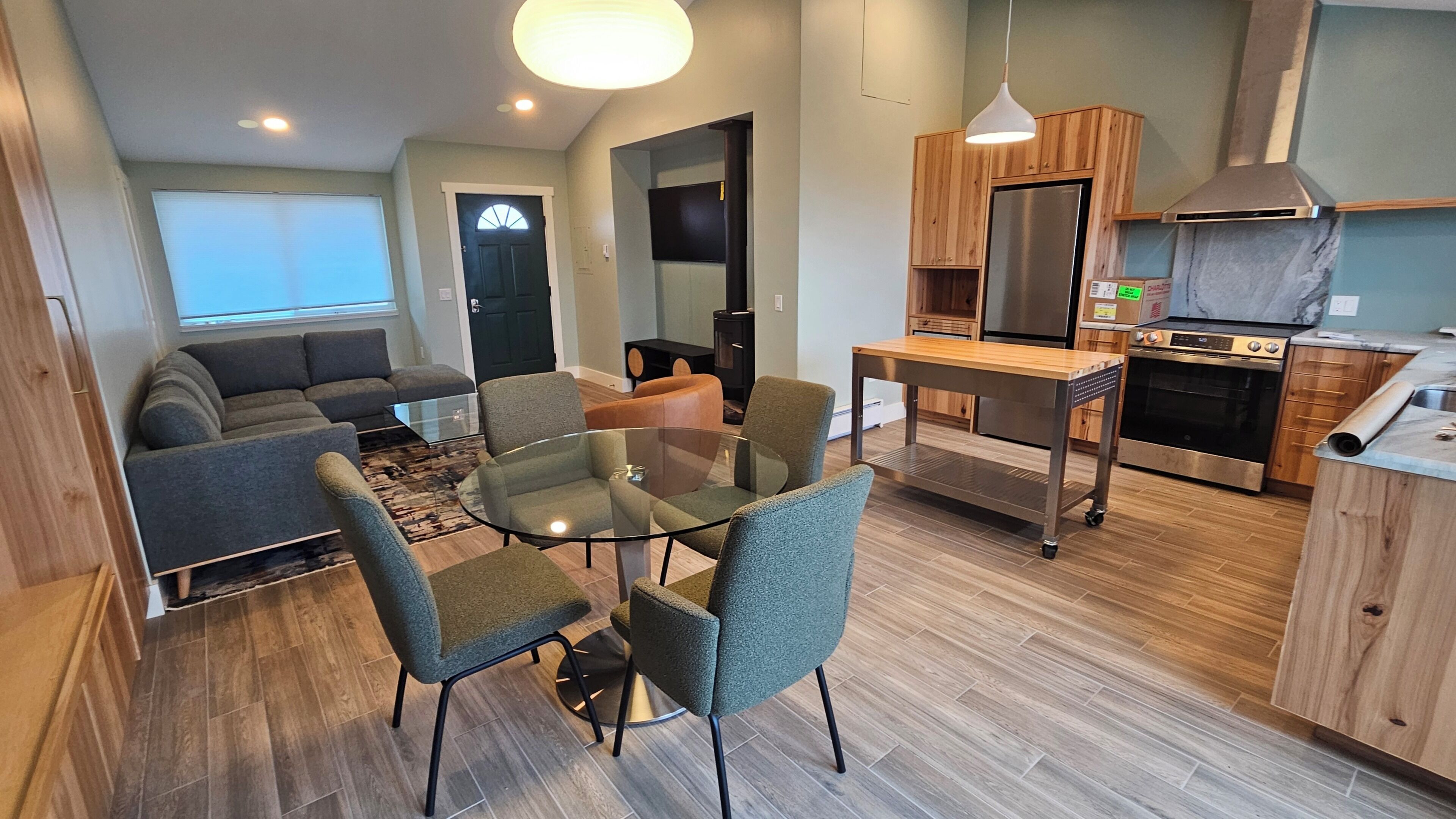 Ein modernes Apartment mit Wohnzimmer, Essbereich und Küche.