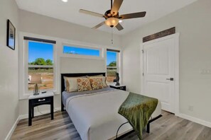 2 bedrooms, desk, free WiFi, bed sheets - Heilung Haus Couples Retreat with Heated Cowboy Pool and Infrared Sauna! (Fredericksburg)
