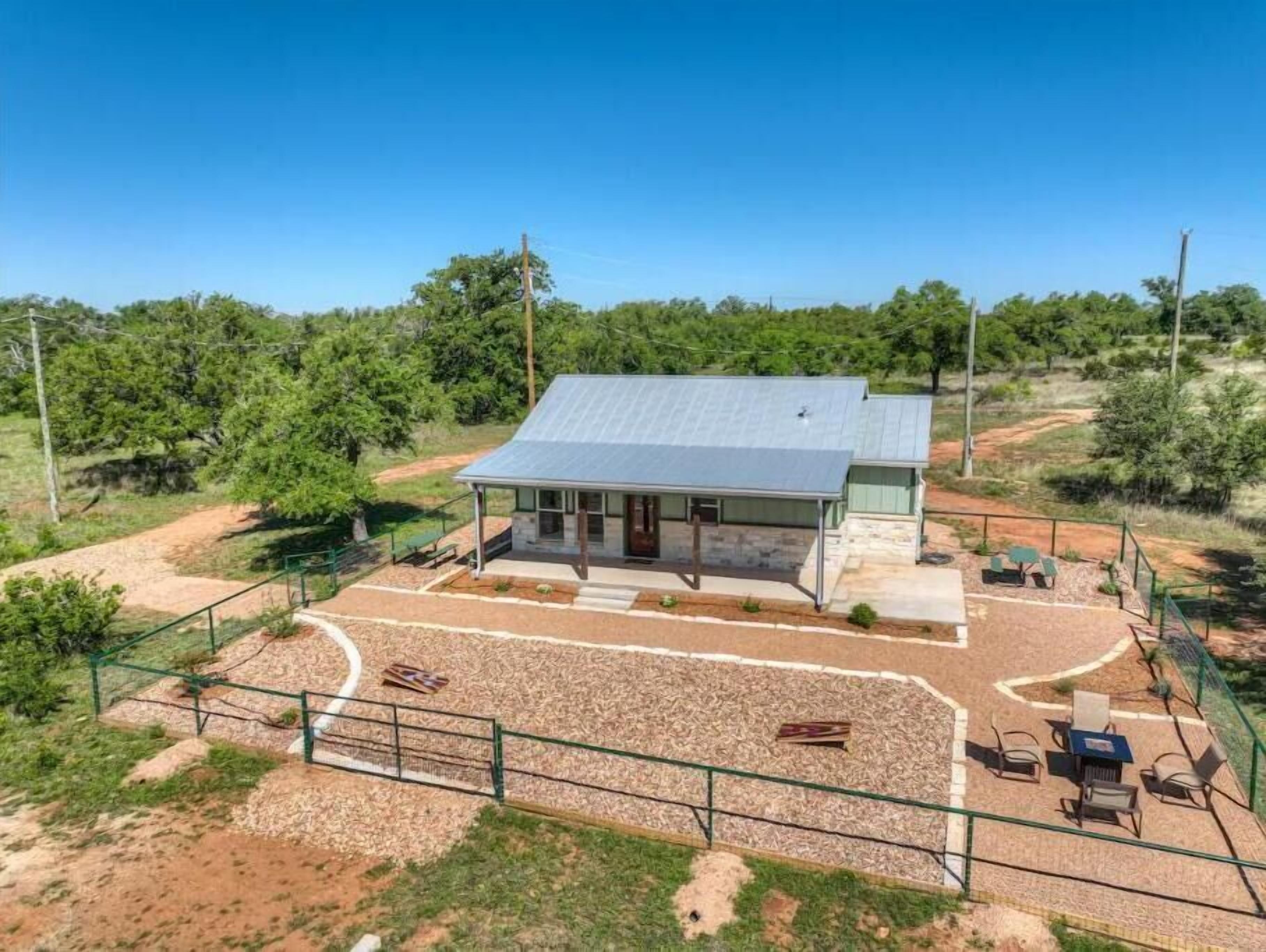 Heilung Haus and Heilung Center with Heated Cowboy Pool and Infrared Sauna!
