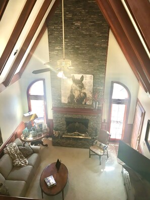 Smart-tv och eldstad