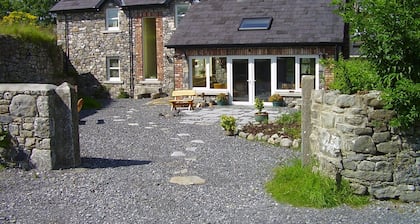 AA 5-star rated renovated farmhouse rural setting,1km from Co Meath village     