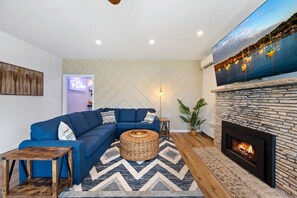 Smart TV, fireplace - The Deckhouse | Water Views, Walk Downtown, Sauna (Fish Creek)