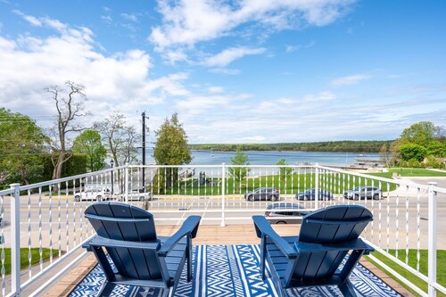 The Deckhouse | Water Views, Walk Downtown, Sauna