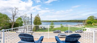The Deckhouse | Water Views, Walk Downtown, Sauna