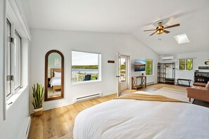 5 bedrooms, iron/ironing board, travel cot, free WiFi - The Deckhouse | Water Views, Walk Downtown, Sauna (Fish Creek)