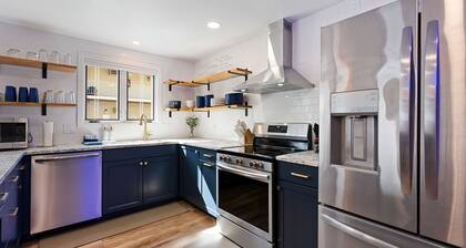 The Deckhouse | Water Views, Walk Downtown, Sauna