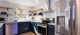 The Deckhouse | Water Views, Walk Downtown, Sauna
