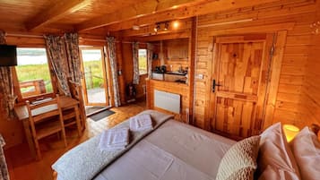 1 bedroom, desk, free WiFi, bed sheets