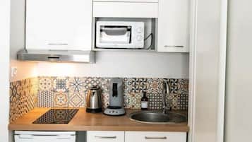 Réfrigérateur, micro-ondes, cafetière/bouilloire, grille-pain