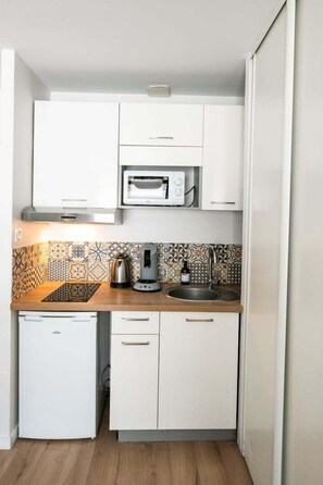 Frigorifero, microonde, macchina per tè/caffè, tostapane