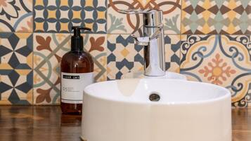 Douche, sèche-cheveux, serviettes fournies