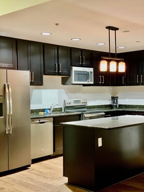 Frigorífico, microondas, horno y placa de cocina