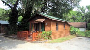 Classic Cabin, 1 Queen Bed | 1 bedroom, free WiFi, bed sheets - Riverside Lodge Resort (Inverness)