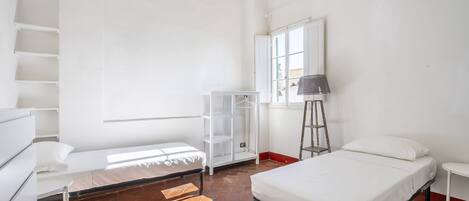 2 chambres, fer et planche à repasser, Wi-Fi gratuit, draps fournis