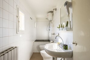 Dusche, Haartrockner, Bidet, Handtücher