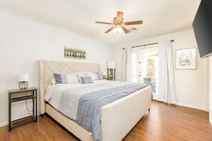 3 室のベッドルーム、デスク、WiFi、ベッドシーツ