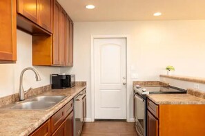 冷蔵庫、電子レンジ、オーブン、コンロ