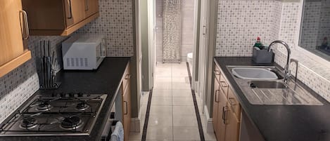 Huis | Privékeuken | Een koelkast, een magnetron, een oven, een kookplaat