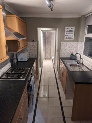 House | Private kitchen | Fridge, microwave, oven, stovetop - 2 Bed House - Garden & Excellent Wifi (Newark)