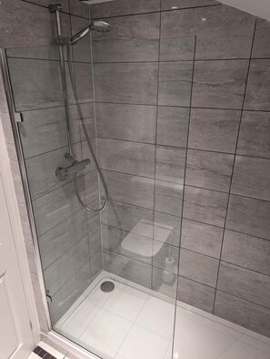 Huis | Badkamer | Een douche, gratis toiletartikelen, een haardroger, handdoeken