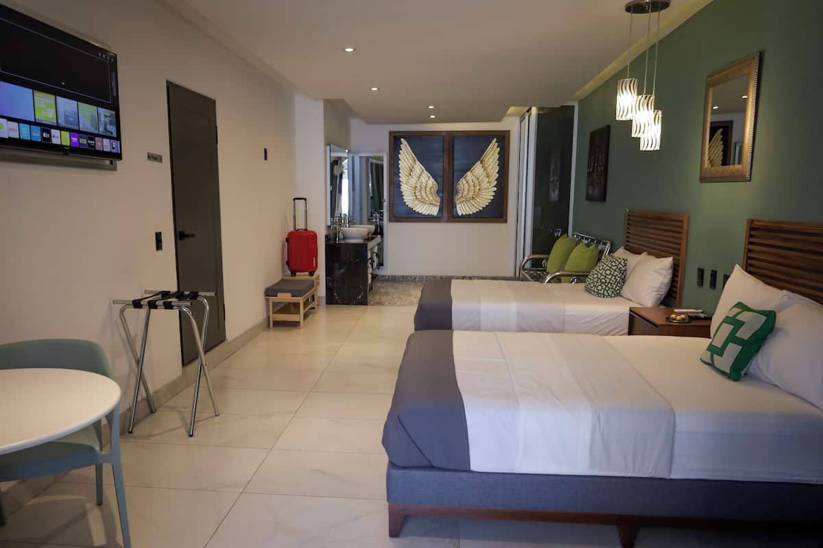 Quarto casal clássico | Cofres nos quartos, Wi-Fi de cortesia