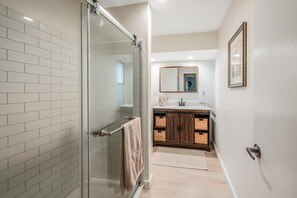 Douche, articles de toilette écologiques, séchoir à cheveux