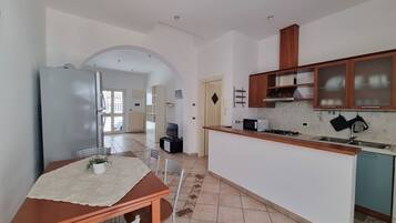 Micro-ondes, four, plaque de cuisson, lave-vaisselle