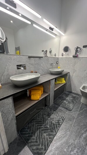 Secador de pelo, toallas, jabón, papel higiénico