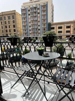 Outdoor dining - In Casuzza, centrally located and a stone's throw from Palermo Central Station. (Palermo)