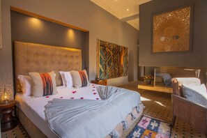 7 soveværelser, pengeskab på værelset, skrivebord, strygejern/strygebræt