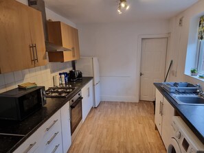 Microwave, oven - Whitby Elegance Free Parking, Near Metro and bus station (North Shields)