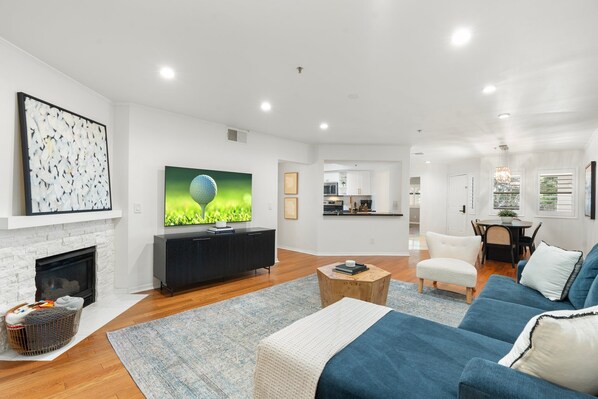 Smart TV, fireplace - Luxury 2BR in Biltmore Gated + Garage (Phoenix)