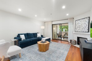 Een smart-tv en een open haard