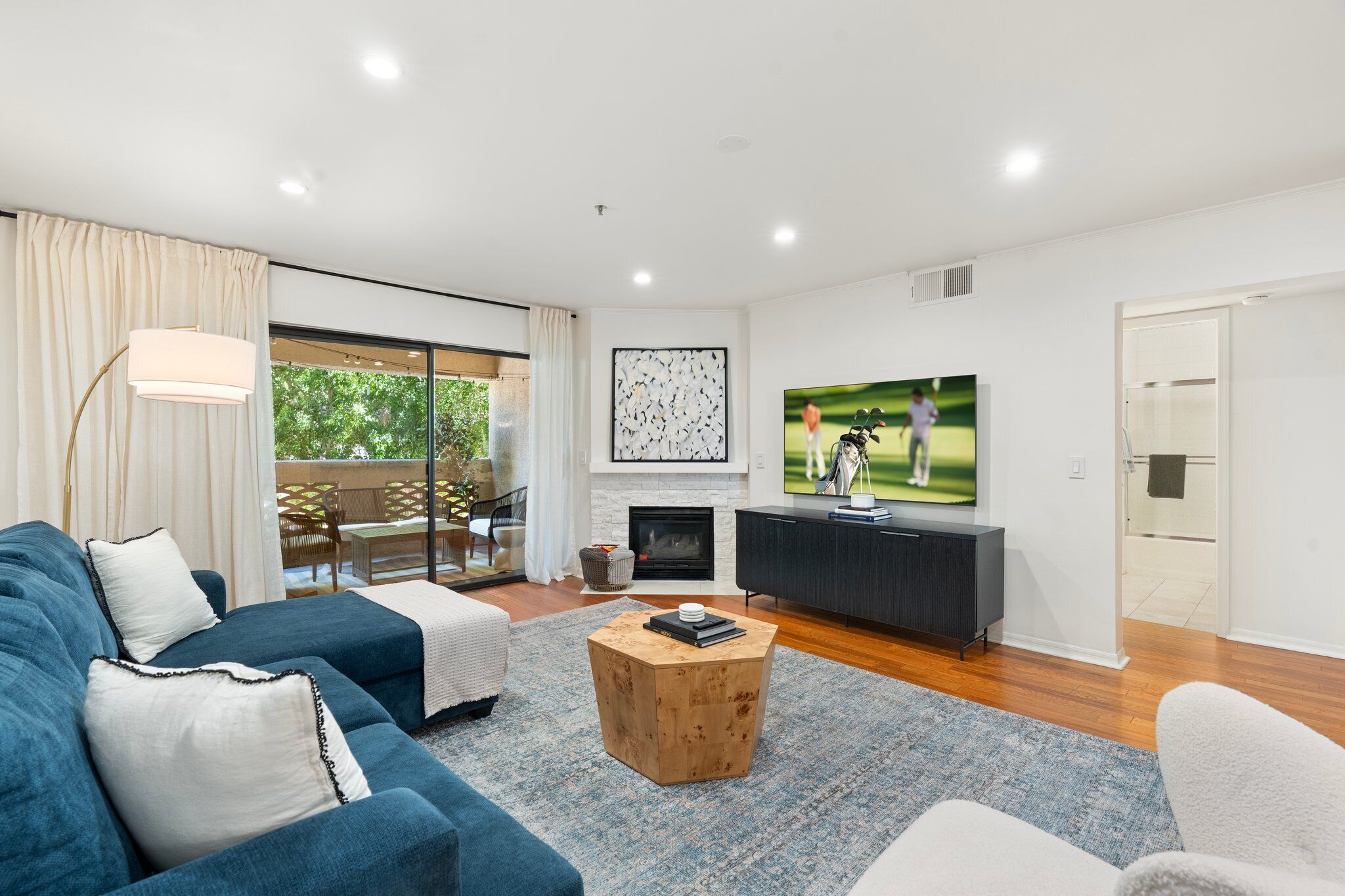 Smart TV, fireplace