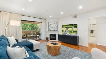 Smart TV, fireplace