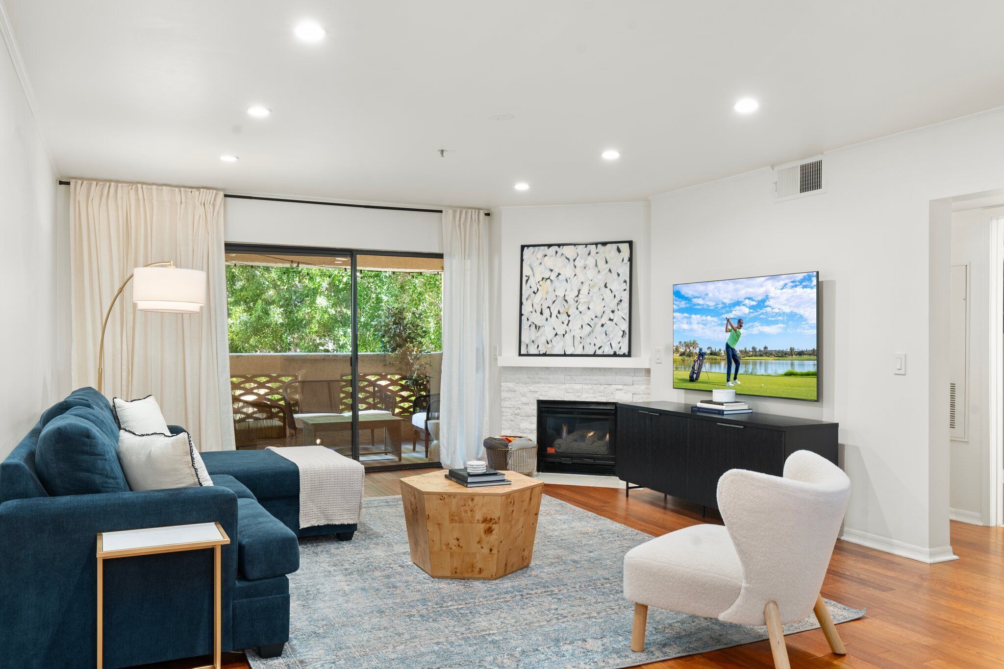 Een smart-tv en een open haard