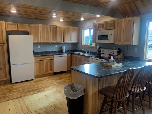 Køleskab, mikrobølgeovn, ovn, kogeplade