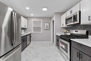 Micro-ondes, four, plaque de cuisson, lave-vaisselle